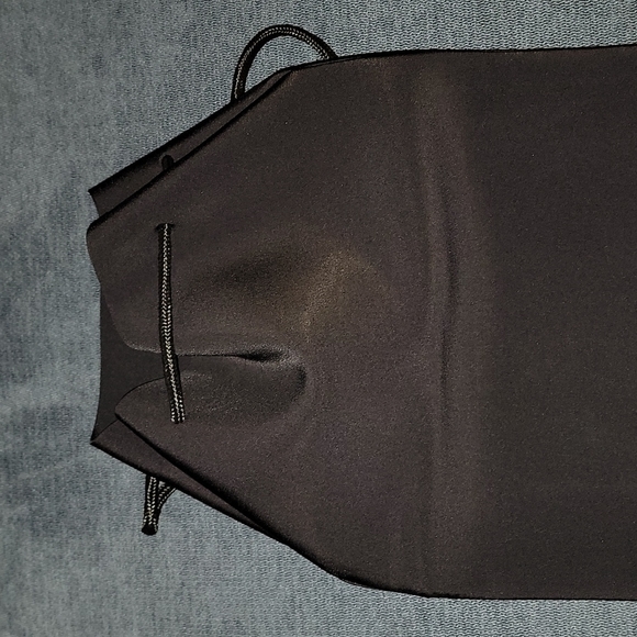 Black Triangl travel back pack - Picture 4 of 5